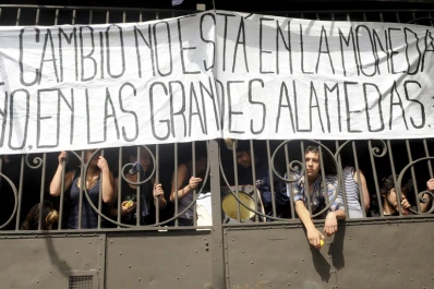 Estudiantes protestan en el comando de Bachelet contra las elecciones