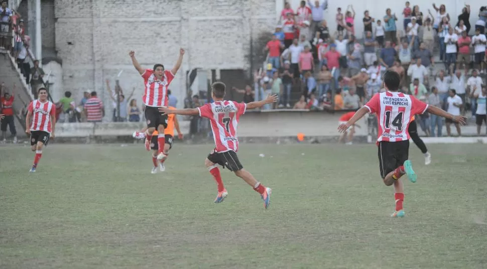 DELIRIO. Jorge Ponce y Alberto Avila festejan la clasificación de Bella Vista. 