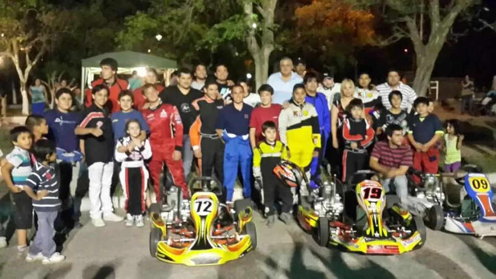 LOS PROTAGONISTAS. Los pilotos, los kartings, las autoridades de Graneros y los organizadores en la largada simbólica. 