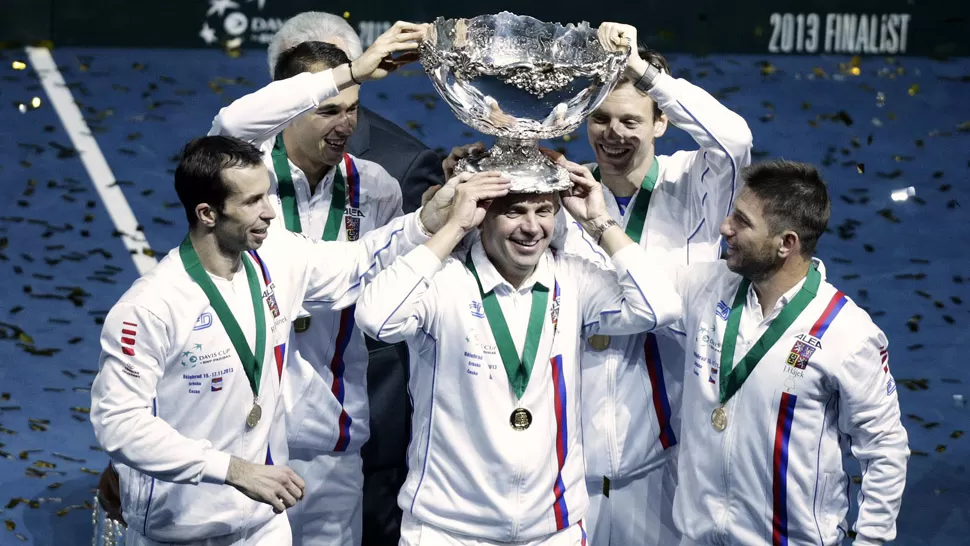 CAMPEONES. Stepanek, Rosol, Safarik, Berdych y Hajek se pavonean con la Copa. REUTERS