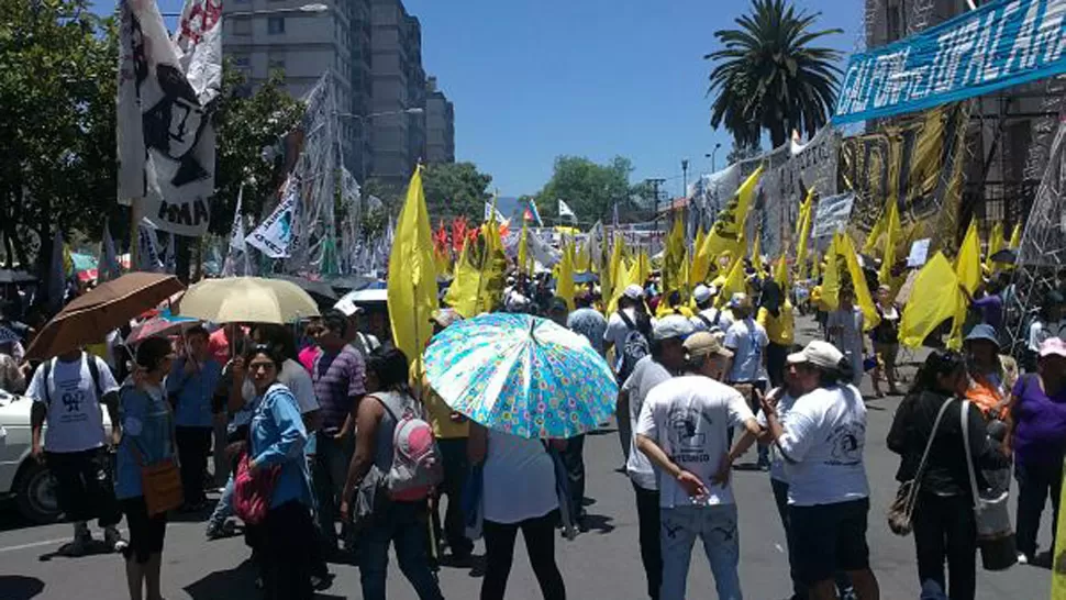 MARCHA. La Red de Organizaciones Sociales realizó una movilización y posterior acto frente a Casa de Gobierno. FOTO TOMADA DE JUJUYALDIA.COM.AR