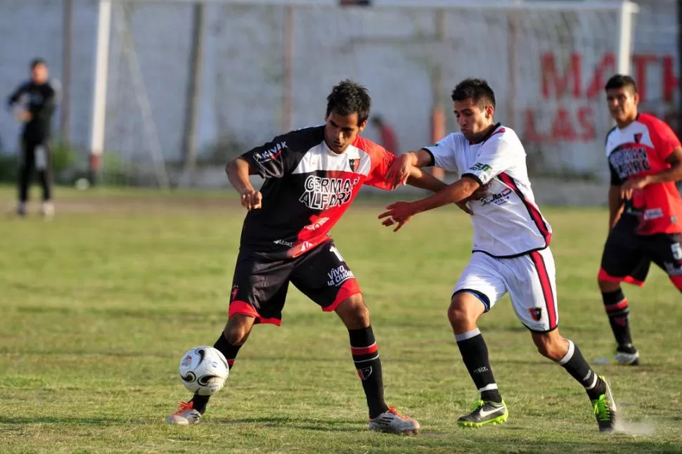 ESTRATEGA. Leguizamón, que manejó la pelota con criterio para crearle juego a Amalia, cubre el balón ante la marca de David Lastra, de Unión Güemes. LA GACETA / FOTO DE DIEGO ARáOZ