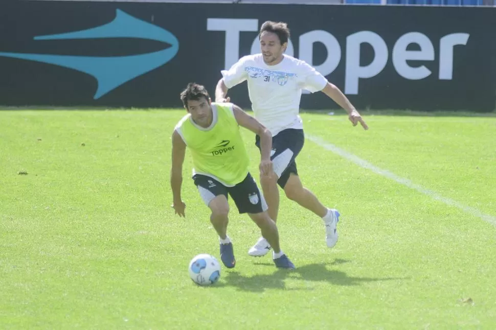 VUELVE A LA TITULARIDAD. Barrado, que jugará de entrada el martes, marca a Longo durante el entrenamiento de ayer.  