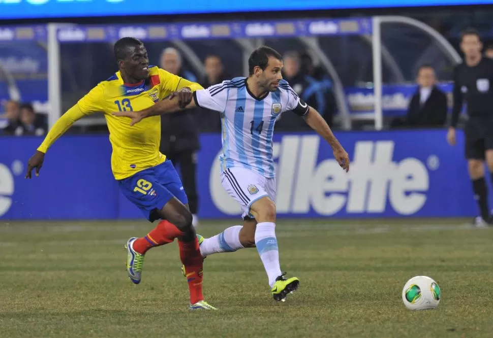 HIZO LO QUE PUDO. Mascherano, que acá se lleva la bocha y deja en el camino al rival, fue de lo mejor ante Ecuador. 