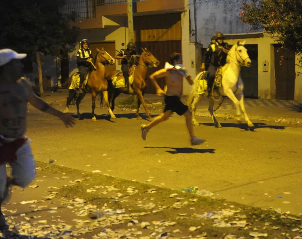 EN ACCIÓN. Efectivos de la policía montada, que estaban apostados fuera del estadio del Barrio El Bosque, intervienen para evitar que los simpatizantes de Bella Vista sigan enfrentándose con los de San Juan.  