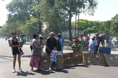 Familias que viven en la ex estación El Provincial cortaron la avenida Roca