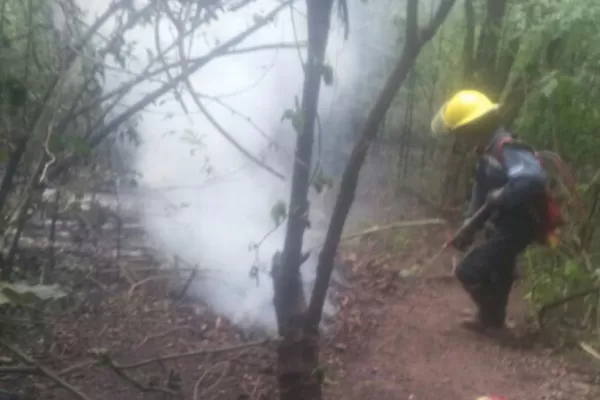 Bomberos de Yerba Buena combaten un incendio en Villa Nougués
