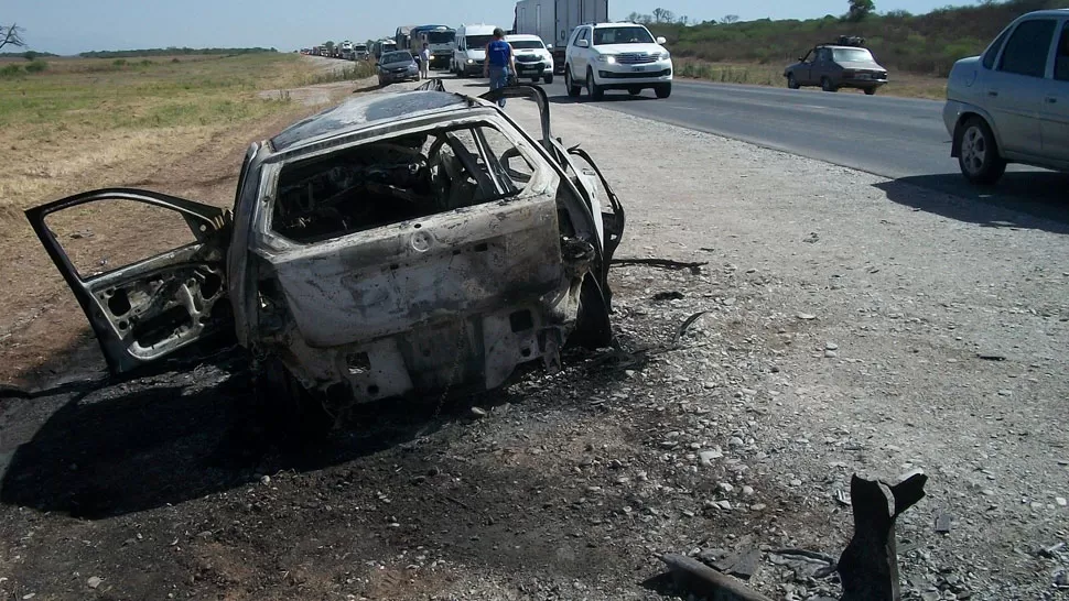 CARBONIZADO. Uno de los autos explotó, tras el choque, y todos sus ocupantes murieron calcinados. GENTILEZA EL TRIBUNO DE SALTA