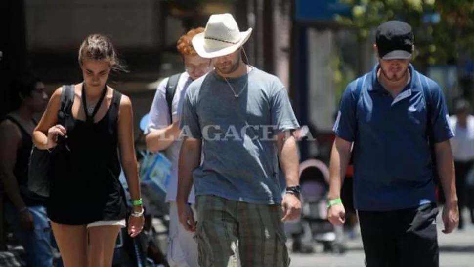 ABRASADOR. Hasta que lleguen las nubes, los tucumanos sufrirán el calor. LA GACETA (ARCHIVO)
