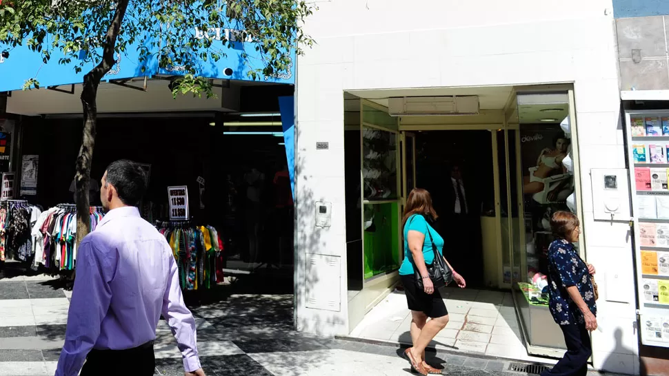 MICROCENTRO. Es la segunda vez que roban en ese local. LA GACETA / FOTO DE JORGE OLMOS SGROSSO