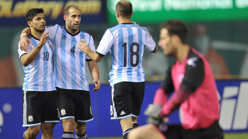 CON EL GOL. Agüero, el mejor de la noche, celebra su primer tanto junto a Zabaleta y Palacio. TELAM