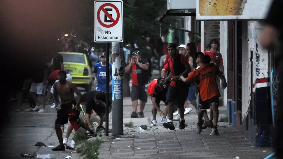 DISTURBIOS. Los hinchas de Colón descargaron su furia por la suspensión del encuentro. FOTO GENTILEZA JAVIER ESCOBAR