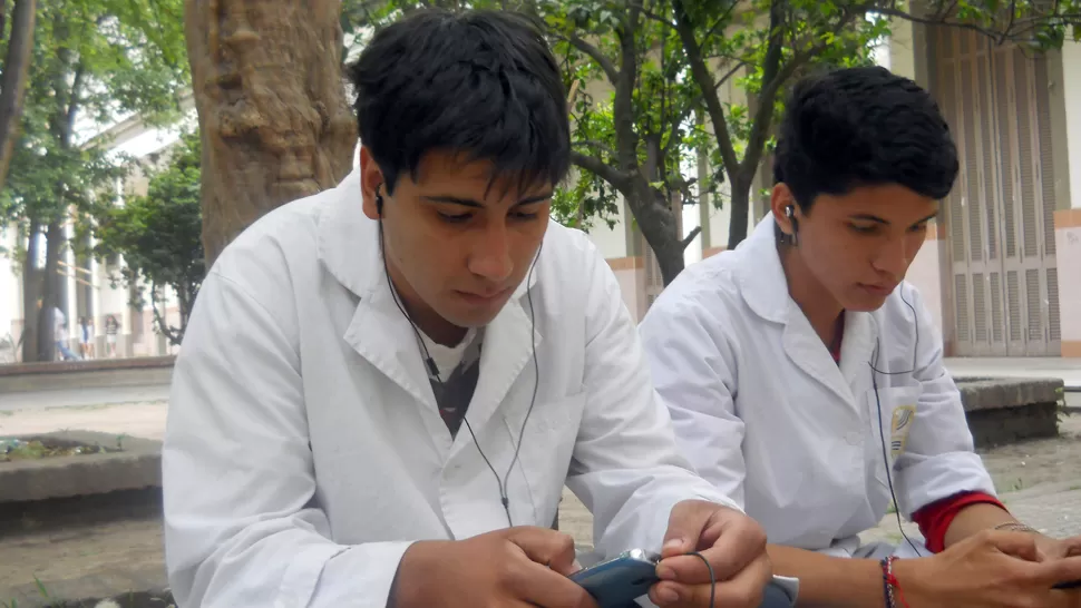 INCOMUNICADOS. Si cada joven está con sus audífonos, se aísla del resto de sus amigos. FOTOS DE LOS ALUMNOS DEL COLEGIO NACIONAL BARTOLOME MITRE