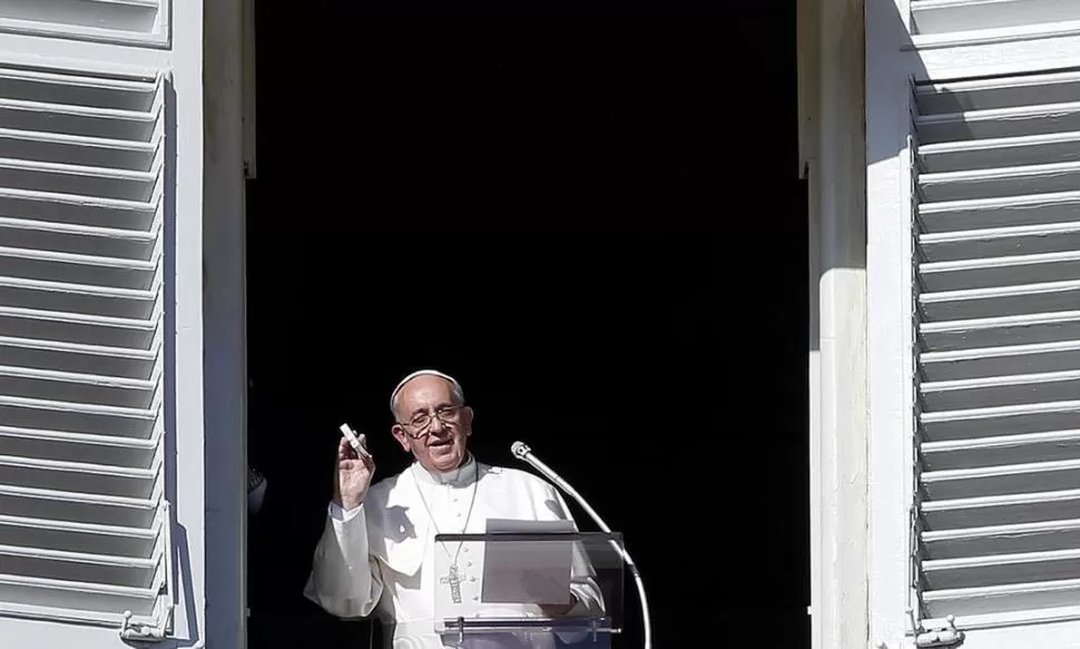 EN EL VATICANO. Francisco regaló sonrisas y esperanza a los fieles. REUTERS