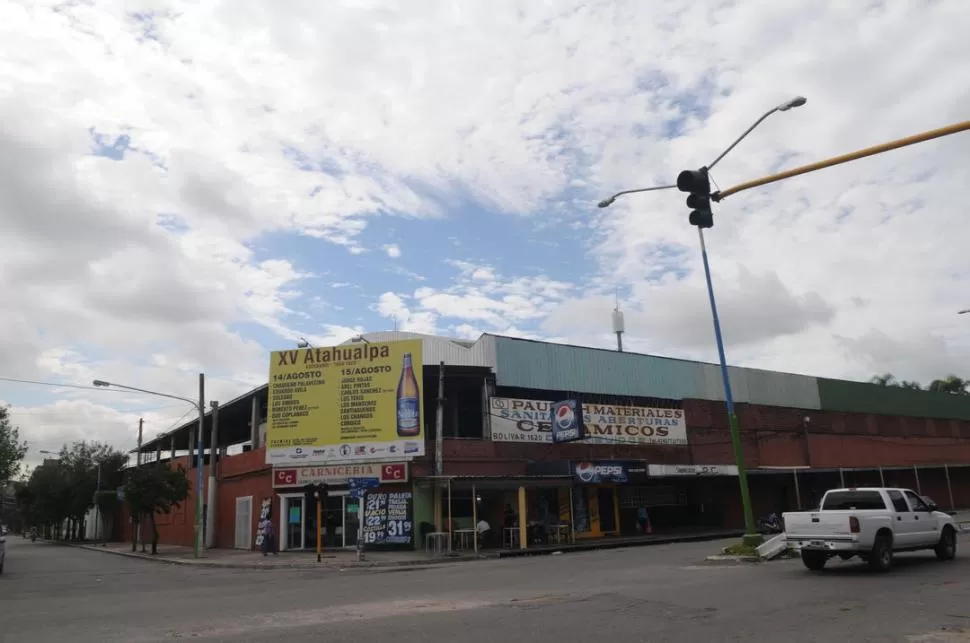 AYER CINE. Por esta esquina de Bolívar y Alem se accedía al recinto mágico de ese club. No había techo. Era al aire libre y el barrio copaba las 900 sillas. LA GACETA / ARCHIVO