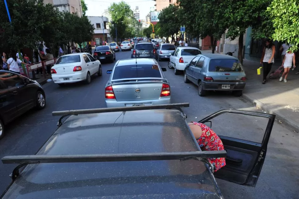 SON DOS MINUTOS. En las cuadras donde hay escuelas o colegios, el tránsito se vuelve un caos: los vehículos estacionan en doble o triple fila. LA GACETA / FOTO DE DIEGO ARáOZ