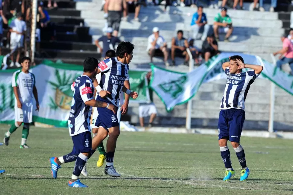 LOCURA MARINA. Alejor Distaulo festeja el tanto con su hinchada. 