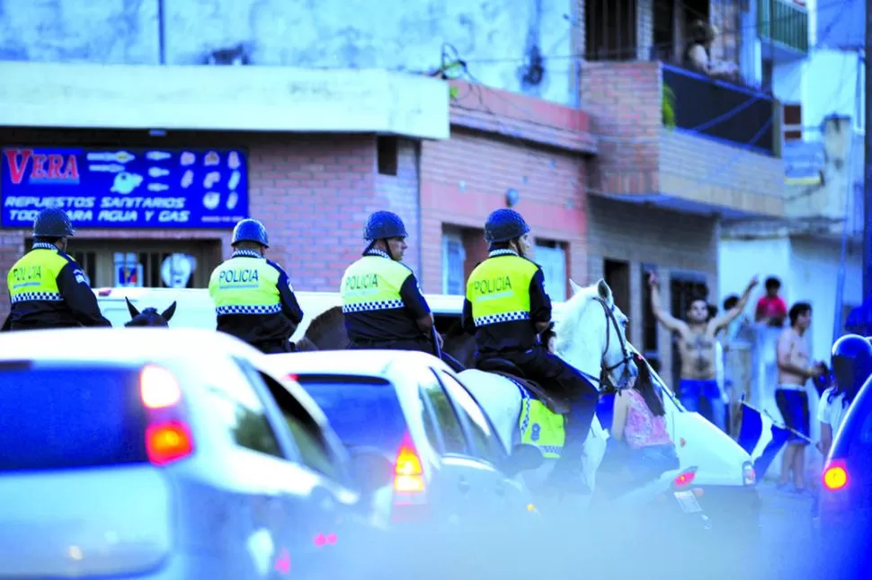 ESPECTADORES. La policía montada no cargó ayer contra los hinchas. 