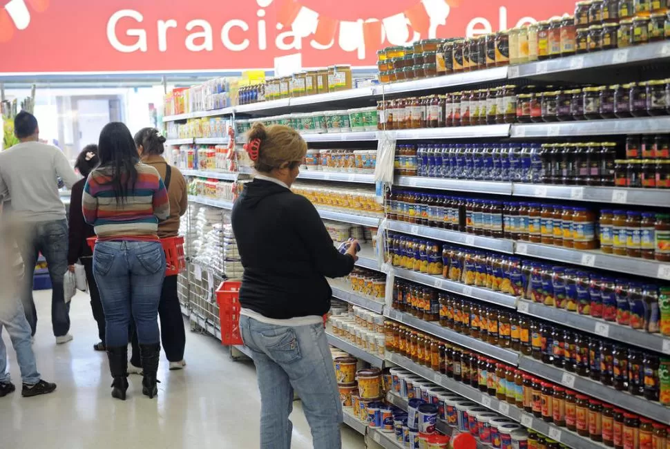 POR LA GÓNDOLAS. Los consumidores analizan en los súper qué productos les convienen, antes de comprar. LA GACETA / FOTO DE HECTOR PERALTA (ARCHIVO)