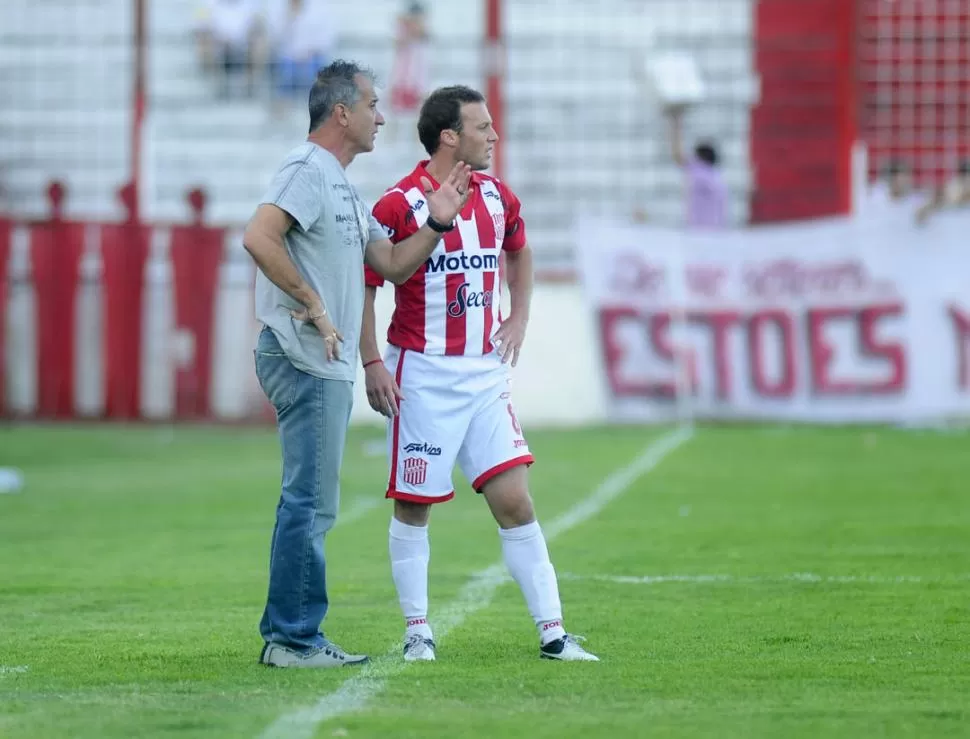 ANALIZANDO LA HISTORIA. Sánchez conversa con Seri en pleno partido sobre un San Martín que hacía las cosas muy bien. 