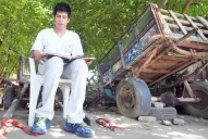 Juan deja su carro de verduras  para ingresar a la Armada