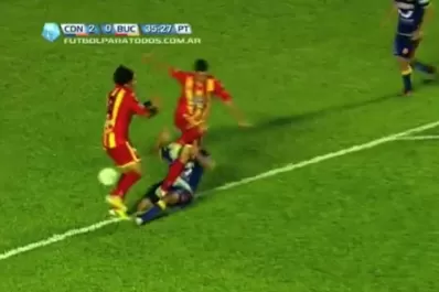 Con una patada bajó a dos rivales