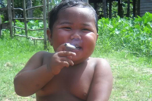 Ardi Rizal, el bebé fumador, cambió el tabaco por la comida chatarra