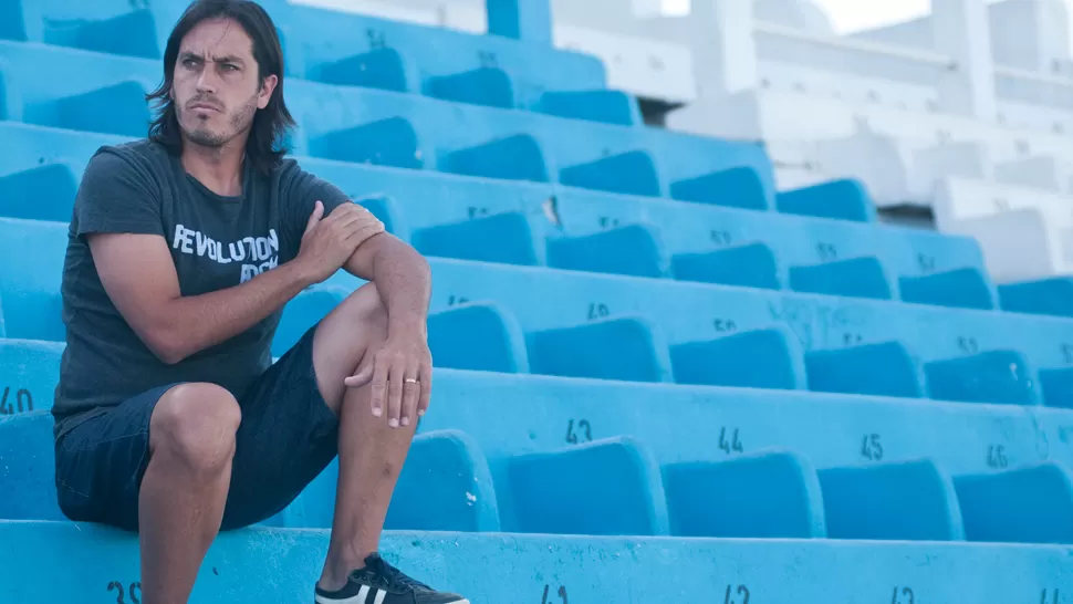 NO ES LO SUYO. Erroz es uno en la cancha y otro en las entrevistas. Si pudiera pasar desapercibido lo haría. Me da vergüenza todo esto, afirmó. FOTO DE INÉS QUINTEROS ORIO