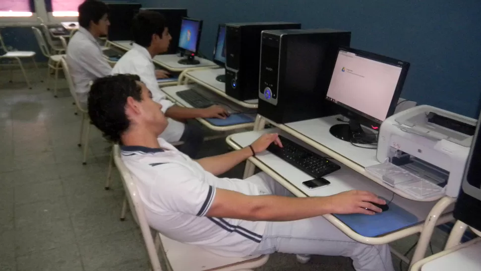 DEMASIADAS HORAS FRENTE A LA PC. Las malas posturas generan problemas en la columna vertebral. 