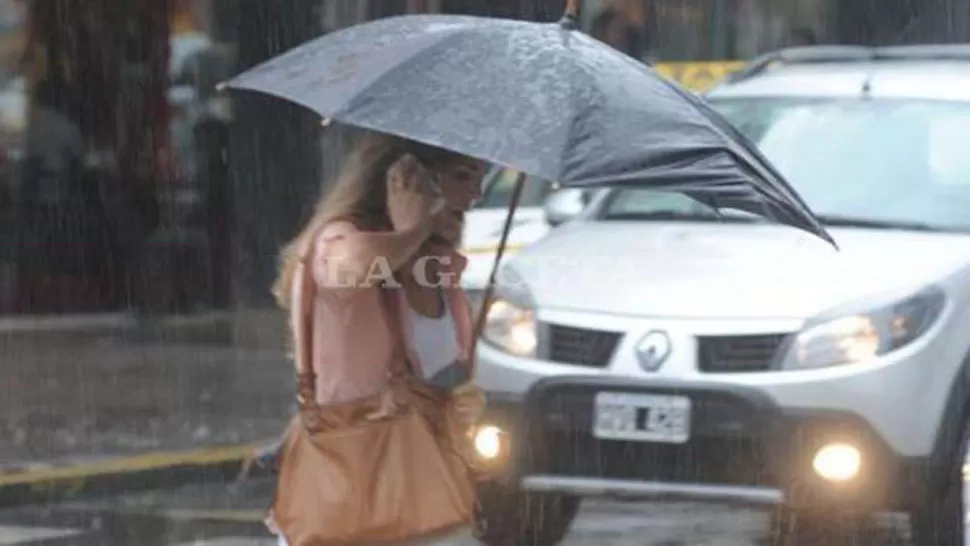 SALIR CON PARAGUAS. Mejor prevenir que arrepentir. LA GACETA (ARCHIVO)