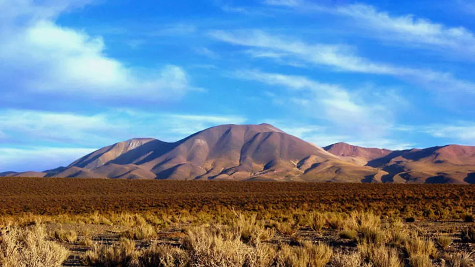 GIGANTE. El cerro Acay es una mole de granito, cerca de San Antonio de los Cobres. FOTO TOMADA DE CULTURADEMONTANIA.COM.AR