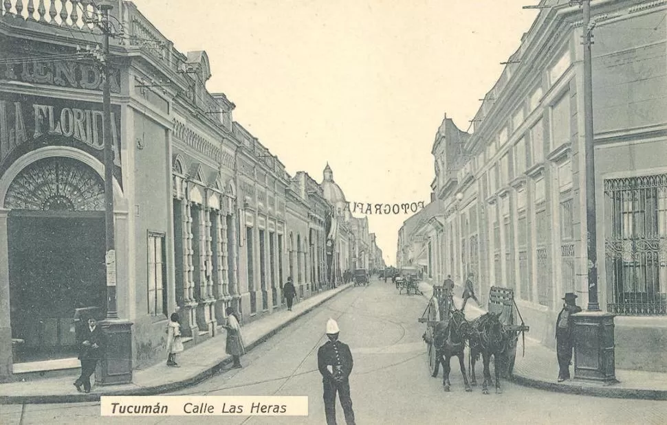 UNA ESQUINA, EN 1900. Las Heras (hoy San Martín) y Maipú. Sobre la derecha, se ven las ventanas enrejadas del local de la Municipalidad, en el solar donde hoy está el Banco de la Nación. LA GACETA / ARCHIVO