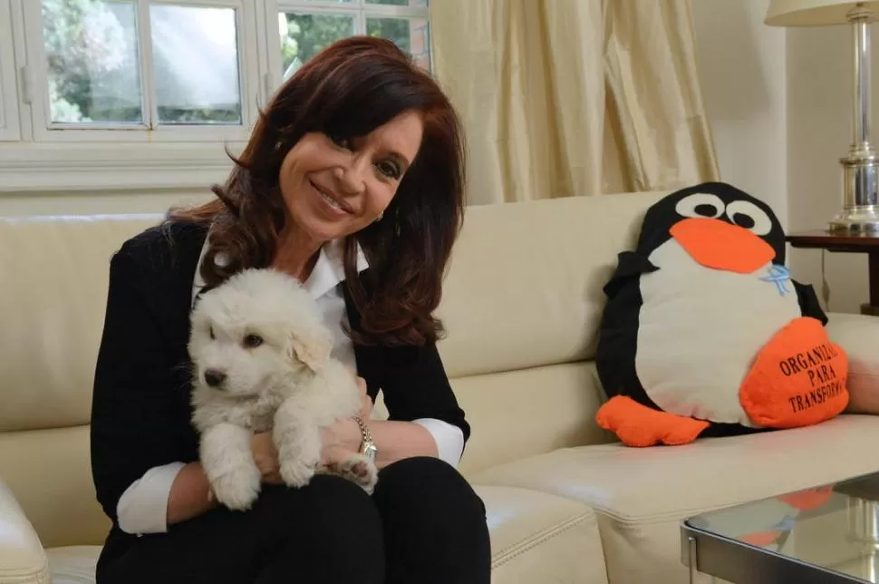 MEDIO LUTO. Cristina sorprendió vistiendo una camisa blanca, en vez de la vestimenta totalmente negra que nunca había dejado desde que murió Kirchner. FOTO DE PRESIDENCIA DE LA NACIóN