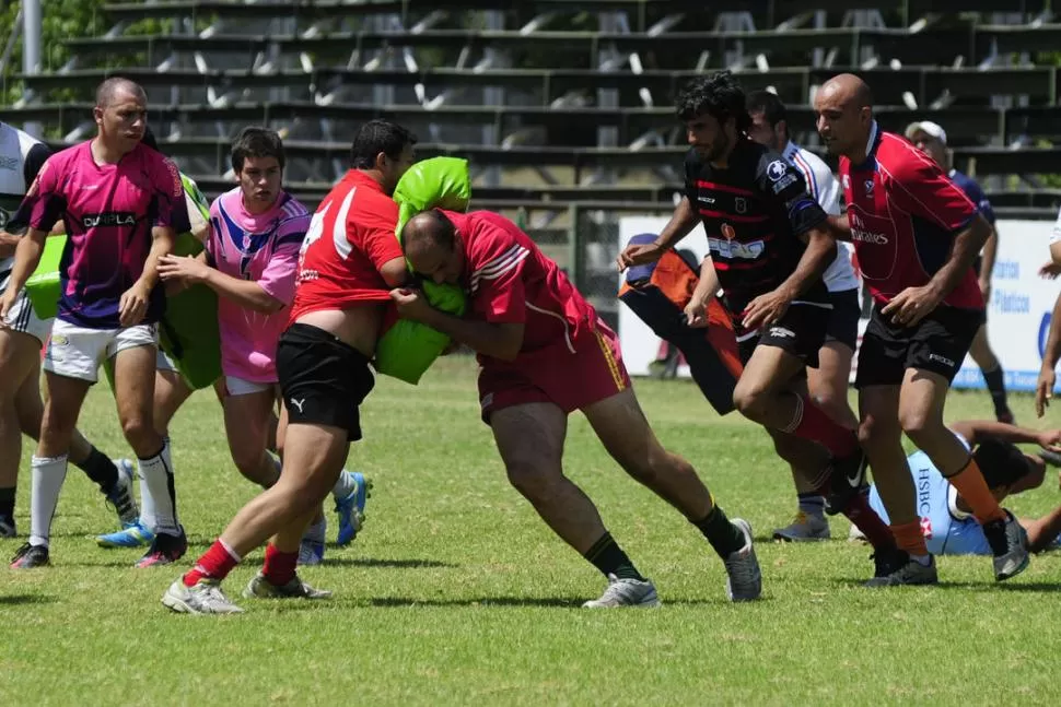 LO QUE MATA ES LA HUMEDAD. El plantel naranja se entrenó bajo un sol agobiante en Tucumán Rugby. Esta noche, a las 21, lo hará en Lawn Tennis, y mañana tendrá otra sesión nocturna en Universitario. 