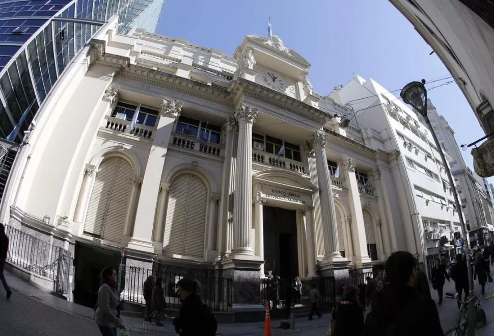 EN BAJA. En los primeros nueve meses del año, el Banco Central fue vendedor y las reservas internacionales cayeron con fuerza, indicó el IAEF.  REUTERS