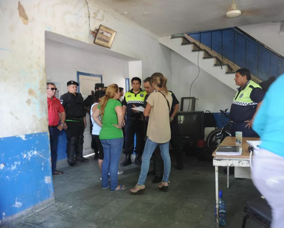 EN LA COMISARÍA. El fiscal Diego López Ávila dialogó con familiares de los detenidos, quienes reclamaban información de lo que había sucedido. LA GACETA / FOTO DE FRANCO VERA