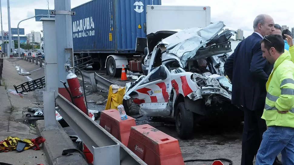 DESTRUIDO. Uno de los vehículos quedó aplastados entre los camiones. TELAM.