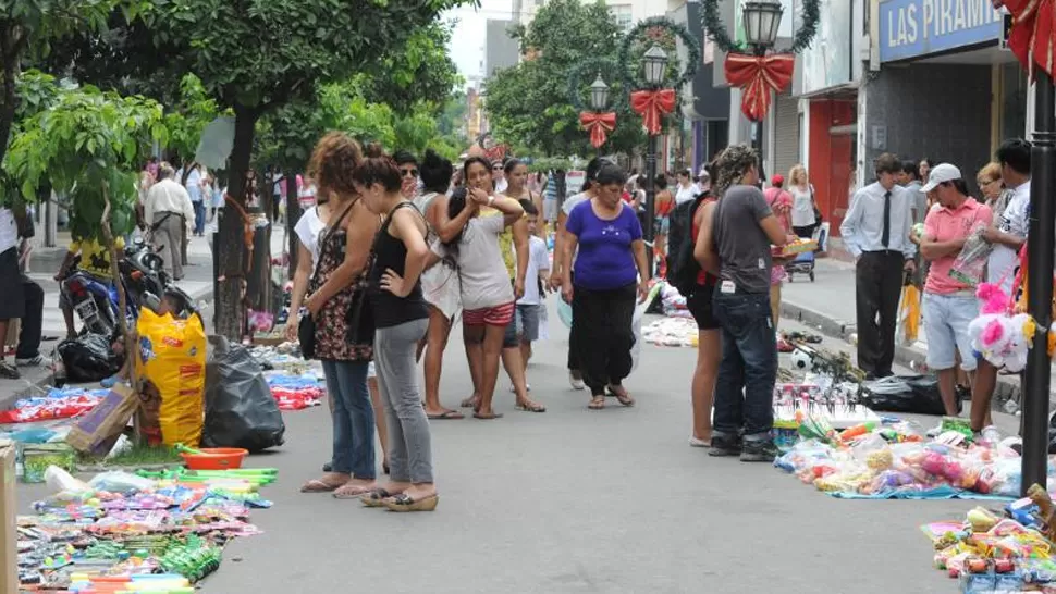 LA MISMA POSTAL. Esta fin de año se repetirá esta imagen en las calles céntricas. ARCHIVO LA GACETA  