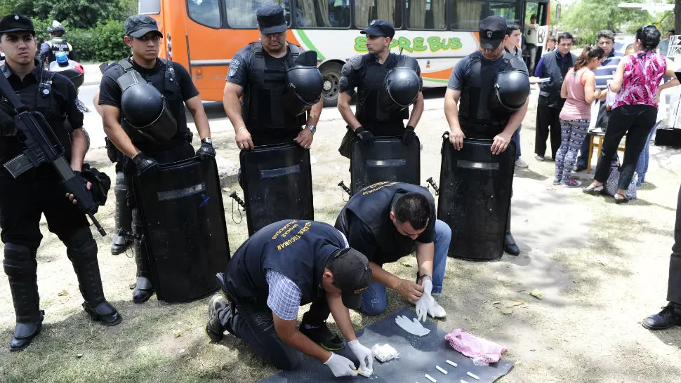 TRABAJO. La Policía realizó el procedimiento este mediodía. LA GACETA / FOTO DE JORGE OLMOS SGROSSO