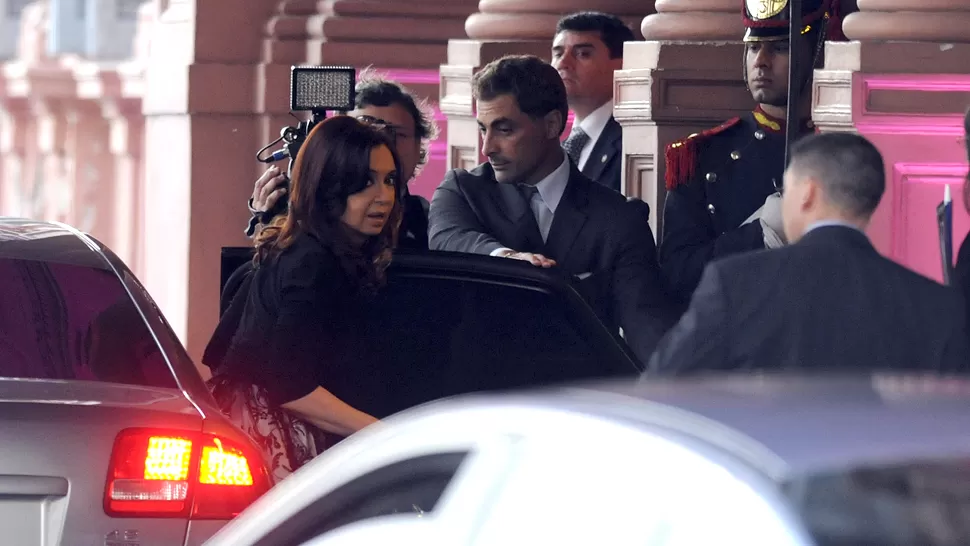 ARRIBO. La presidenta mira sorprendida ante las muestras de afecto de los militantes. FOTOS DE DYN Y TÉLAM