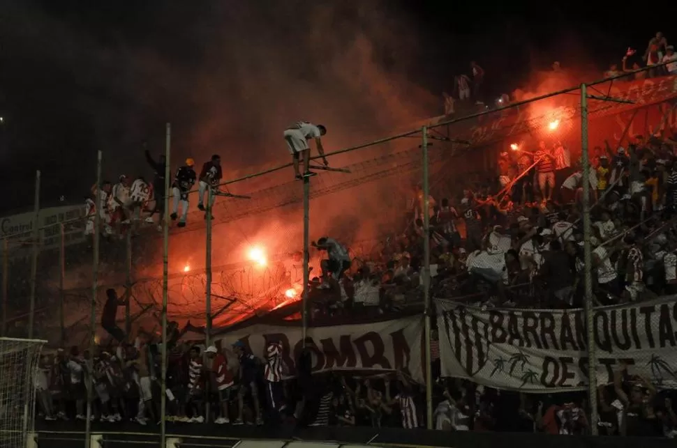 CIRCO ROMANO. Los barras de Unión, trepados al alambrado, se burlaron de su archienemigo y también cargaron contra sus propios jugadores, en un episodio que tuvo parado el partido durante 14 minutos. 