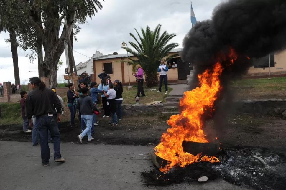 LLAMAS. Los manifestantes prendieron cubiertas frente a la sede comunal. LA GACETA / FOTO DE FRANCO VERA