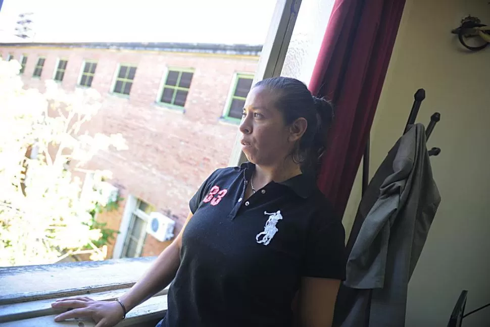 MIRANDO HACIA AFUERA. Mariela Nicolasa Arroyo, dirige su vista al patio de los tribunales, desde la ventada de la sala IV de la Cámara Penal. LA GACETA / FOTO DE HECTOR PERALTA