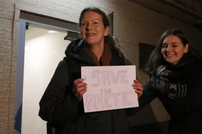 Liberan a activista de Greenpeace en Rusia