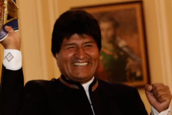 A través de un decreto, Evo Morales ordena pagar un doble aguinaldo