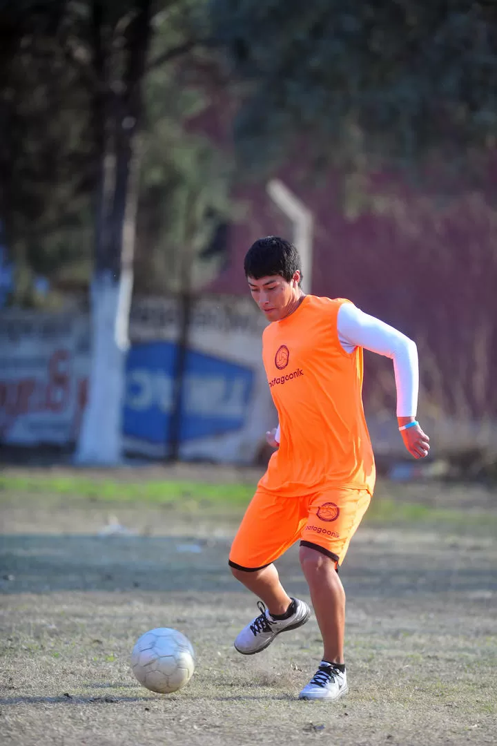 VOLANTE. Bombín Carrasco espera tener su chance ante el santo. 