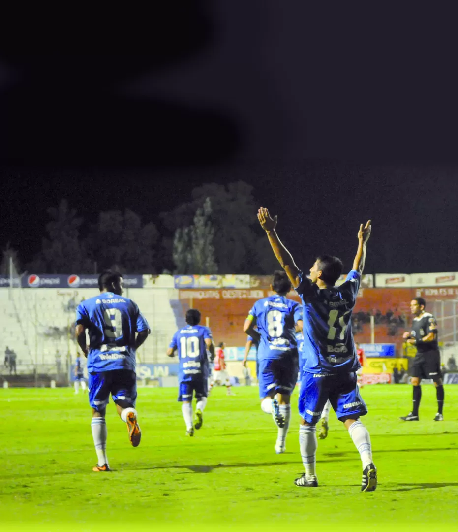 ARRIBA LAS MANOS. Bebé ya convirtió el 1-0 parcial contra Unión en Santa Fe y saluda al banco de relevos decano. 