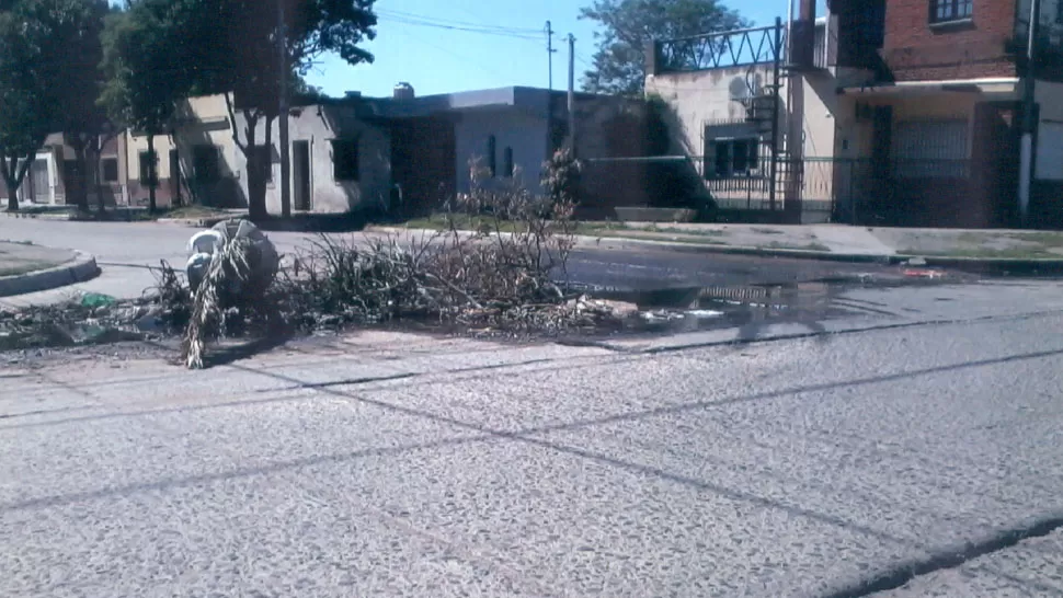 En Uruguay y San Miguel hay un peligroso cráter en la calle