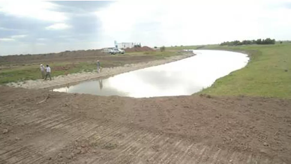DESVÍO. La Cooperativa de Agua Potable de Tostado tomó fotografías para mostrar la magnitud del terraplén. FOTO TOMADA DE CLARIN.COM
