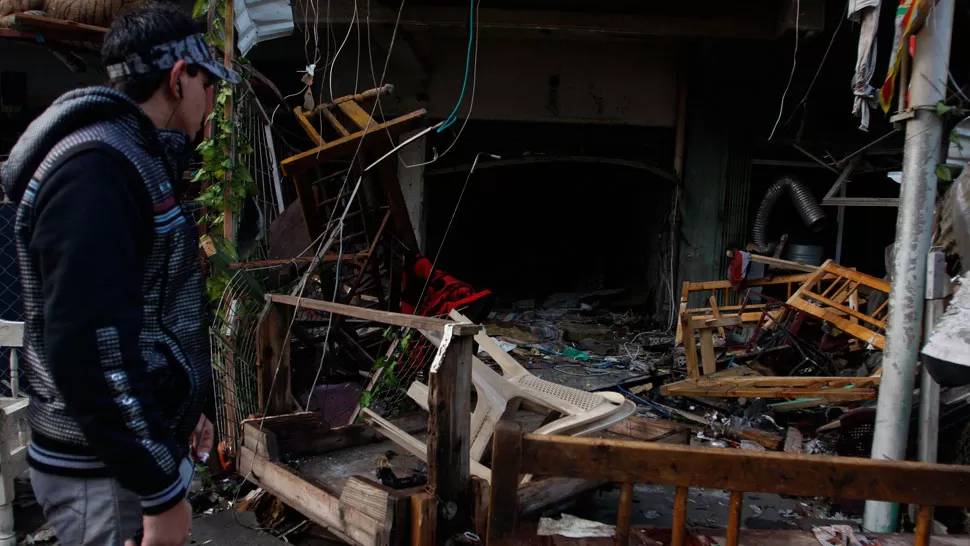 DESTROZOS. Un hombre mira cómo quedó el lugar tras la explosión. REUTERS